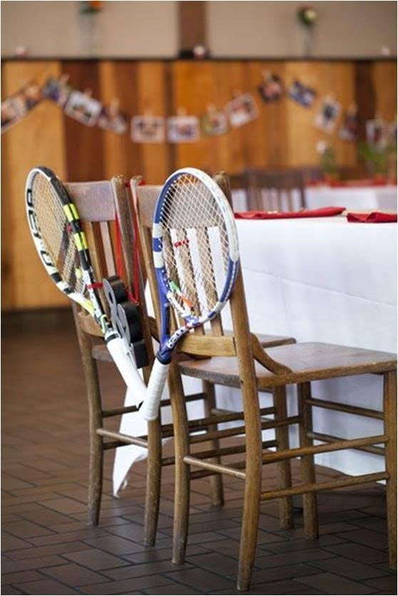 decoration chaise mariage theme tennis, raquette de tennis accroché derriere chaise des amriés